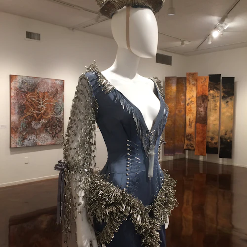 muñequera usando un vestido fabricado