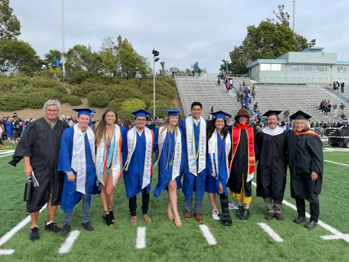 estudiantes en la graduación