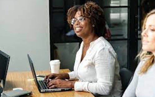 Trabajador de negocios junto al ordenador