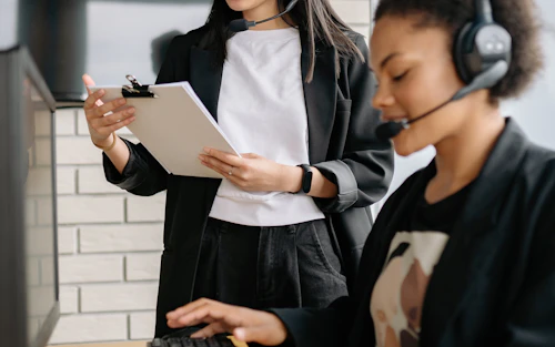 Dos trabajadores de servicio al cliente