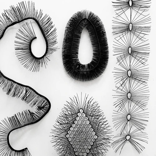 Cheryl Coon, detalle de la instalación "Símbiosis", esculturas negras hechas con tiras de cable zip