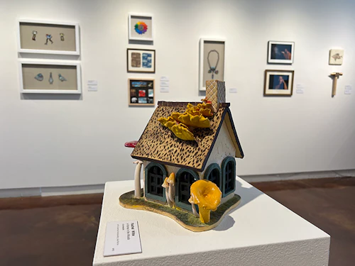 Rachel Witte, "Una Casa en el Bosque", arcilla de piedra • Arte 7A cerámica modelado a mano con Gail Ritchie