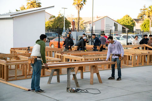 estudiantes construyendo un marco de madera
