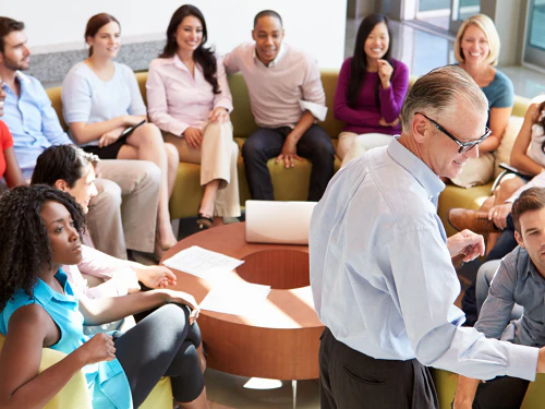 equipo de marketing escuchando al gerente