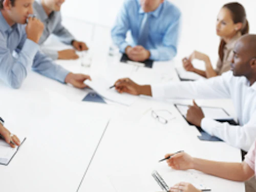 Equipo de ventas alrededor de una mesa