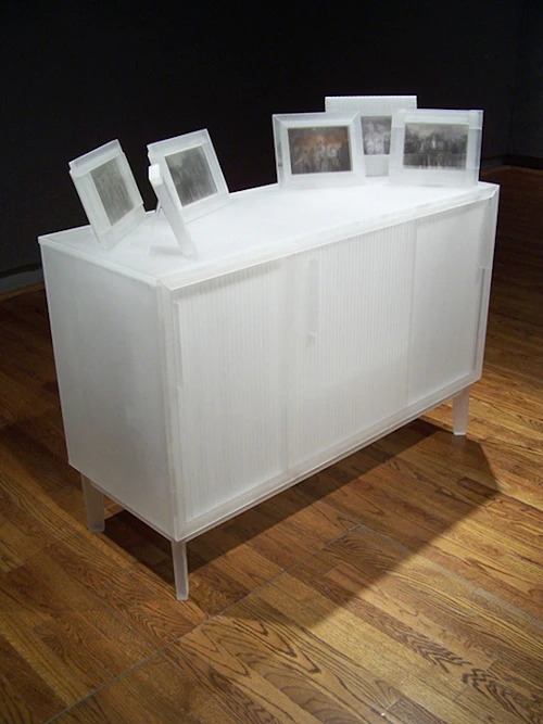 Benjamin Hunt, Credenza, acrílico recuperado