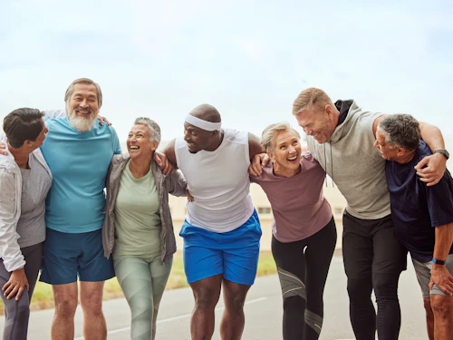 grupo de personas mayores disfrutando del ejercicio