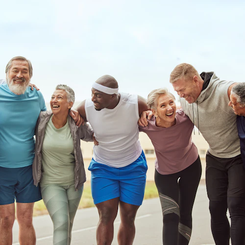 grupo de mayores disfrutando ejercicio