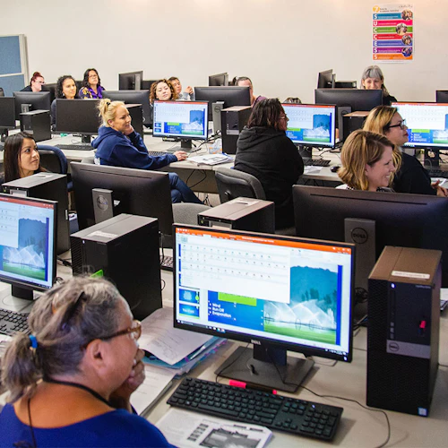 personas en computadoras