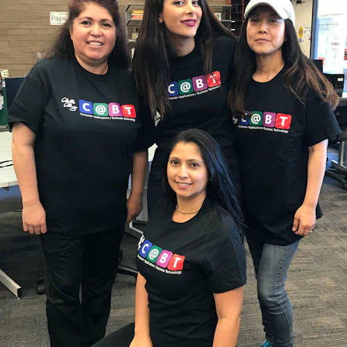 Cuatro estudiantes de CABT en camiseta de CABT