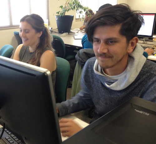 Dos estudiantes de CABT trabajando en el CTC.