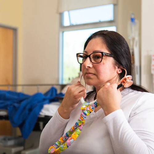 estudiante poniéndose un estetoscopio