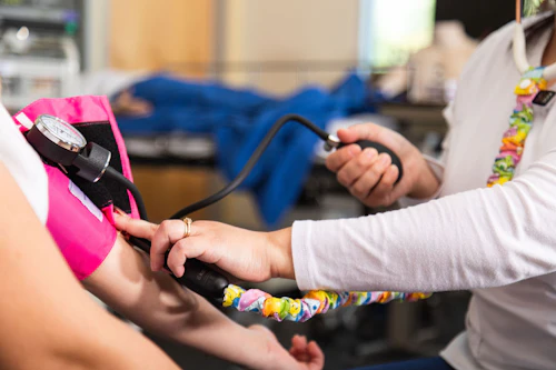 estudiantes practicando tomas de presión arterial