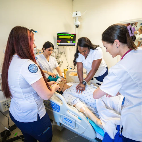 estudiantes recibiendo capacitación
