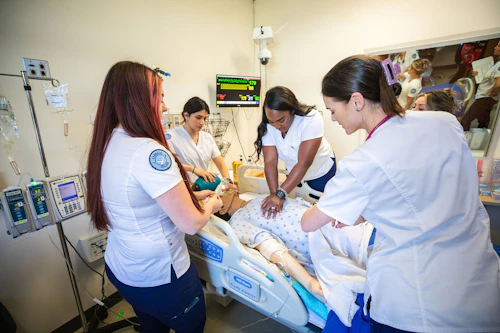 estudiantes recibiendo capacitación