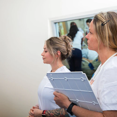 estudiante con un gráfico