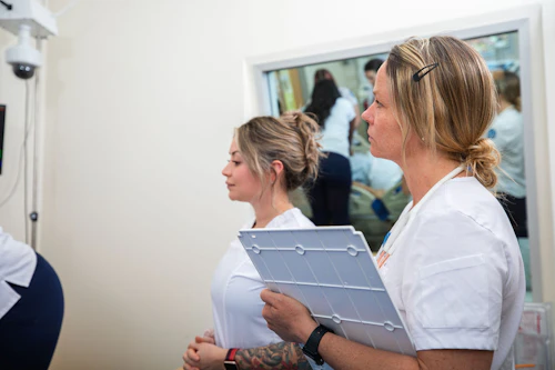 estudiante con un gráfico