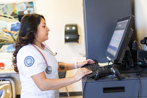 estudiante trabajando con una computadora portátil