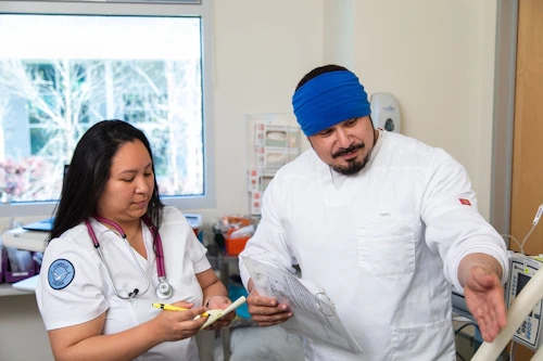 un estudiante de enfermería y una estudiante de enfermería