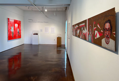 vista de galería desde el escritorio, mirando hacia la puerta principal