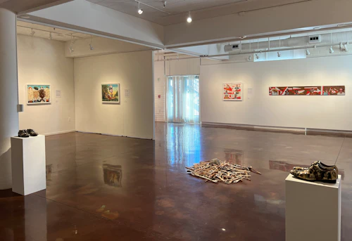 vista de la galería desde la parte trasera hacia la puerta principal