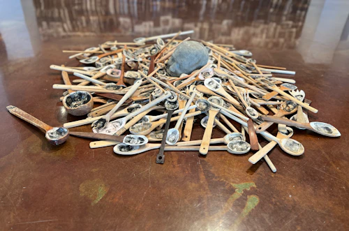 Victor Cartagena, instalación de cucharadas de madera con transferencias fotográficas de rostros