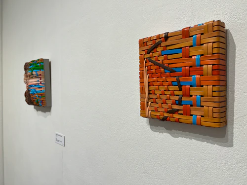 vista de instalación, "Lace: Azul/Naranja", 2021, acrílico, cuero, clavos en tablero de madera