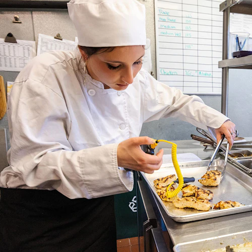 Chef trabajando con alimentos
