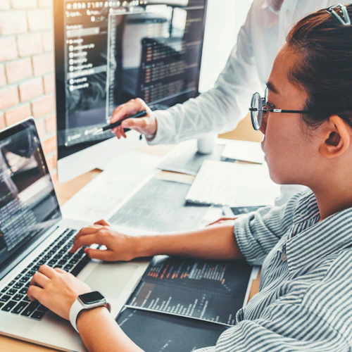 estudiante programando en una computadora