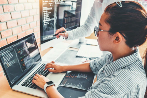 estudiante programando en una computadora