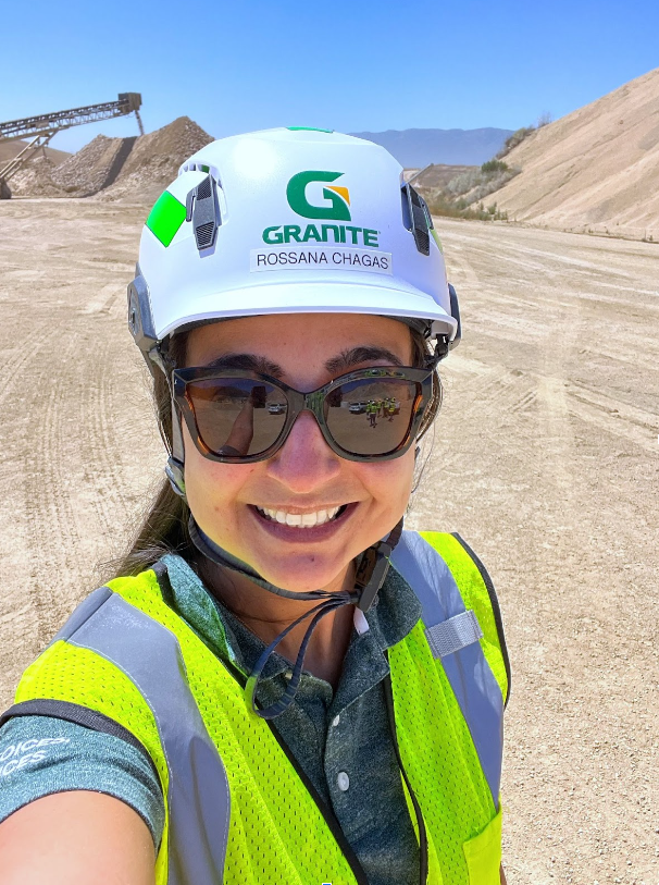 rosanna llevando una casco de seguridad