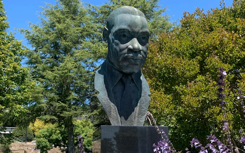 Busto de Martin Luther King en el campus de Cabrillo College