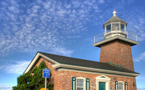 El Museo de Surf de Santa Cruz y el Faro contra un cielo azul brillante