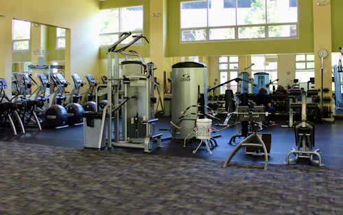 Un gimnasio vacío con filas de equipos