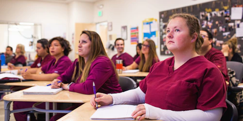 Un aula de estudiantes con batas médicas