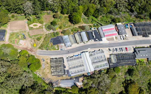 Vista aérea del campus Cabrillo mostrando carreteras, edificios y campos.