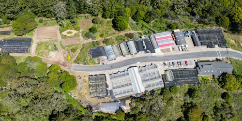 Vista aérea del campus de Cabrillo mostrando carreteras, edificios y campos.