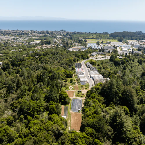 Vista aérea del campus de Cabrillo mirando hacia el oeste hacia el océano