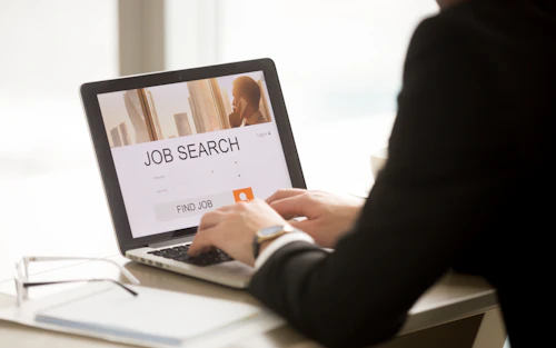 búsqueda de empleo en la computadora