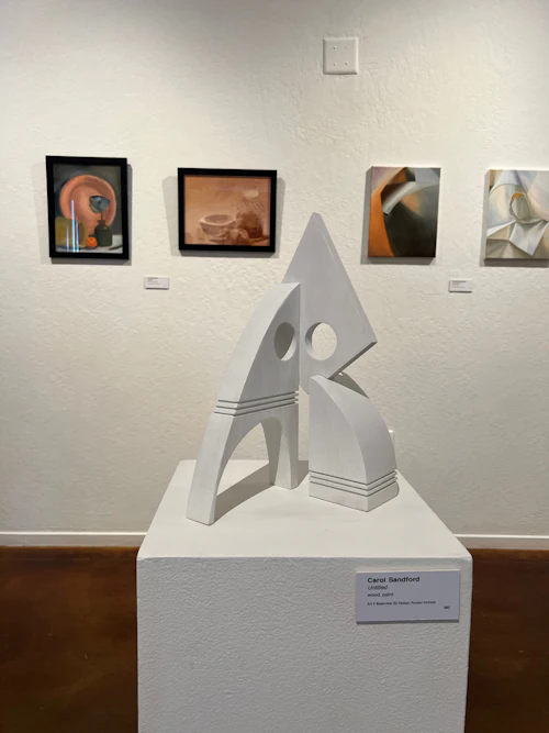 escultura abstracta de madera