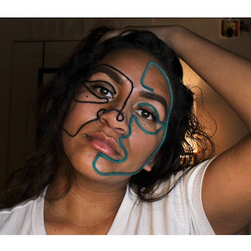 estudiante con escritura en el rostro