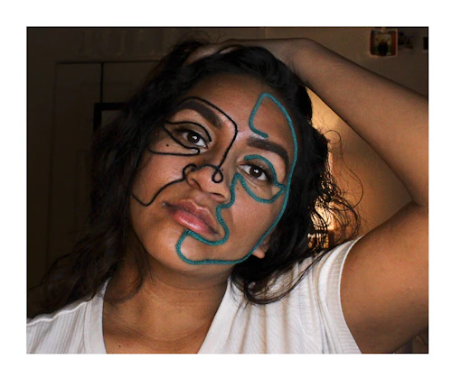 estudiante con escritura en el rostro