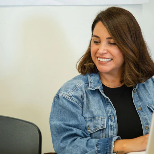 estudiante femenina con una computadora