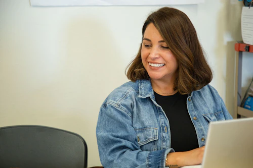 estudiante femenina con una computadora