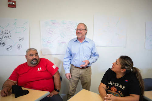 Estudiantes de servicios humanos con el instructor.