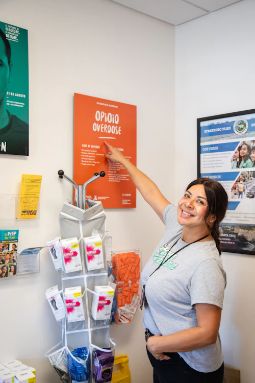 estudiante señalando un cartel