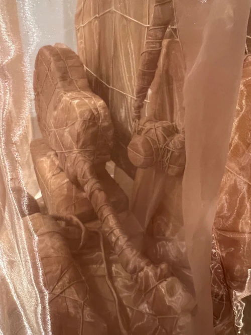 "Lo que dejó atrás," detalle, técnica mixta