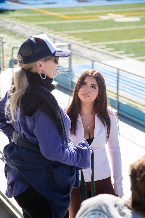 estudiante entrevistando a un entrenador