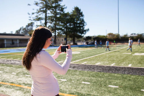 estudiante filmando un juego