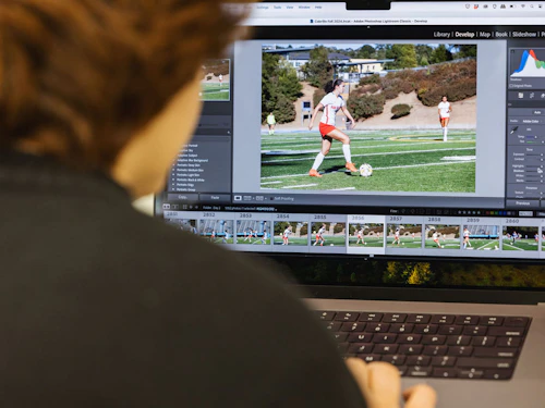 estudiante trabajando con una computadora portátil